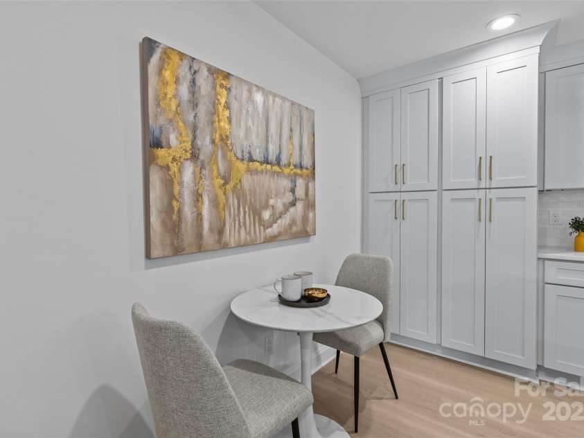 7219 Brynhurst Drive, Charlotte, NC 28210.  MLS# CAR4268126, YatesRealty ID 20964. Breakfast Area