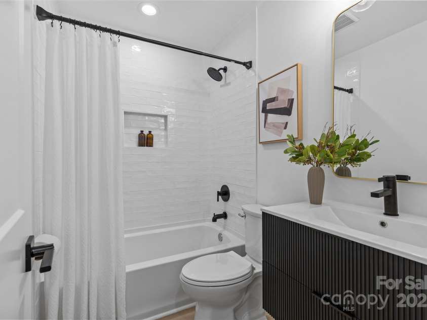 7219 Brynhurst Drive, Charlotte, NC 28210.  MLS# CAR4268126, YatesRealty ID 20964. Full Bath