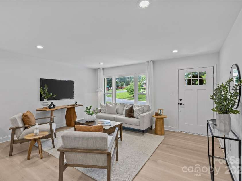 7219 Brynhurst Drive, Charlotte, NC 28210.  MLS# CAR4268126, YatesRealty ID 20964. Living Room