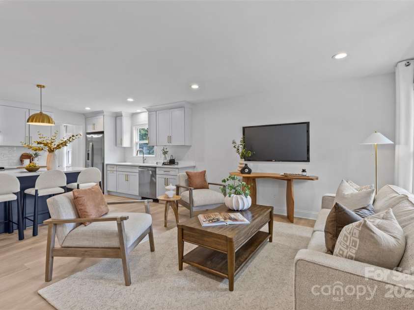 7219 Brynhurst Drive, Charlotte, NC 28210.  MLS# CAR4268126, YatesRealty ID 20964. Living Room