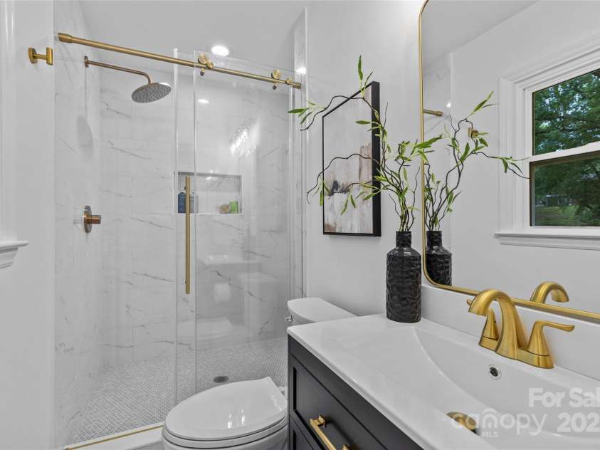 7219 Brynhurst Drive, Charlotte, NC 28210.  MLS# CAR4268126, YatesRealty ID 20964. Primary Bath