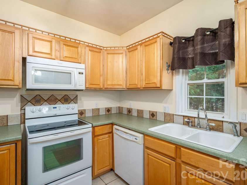 702 Saddlebrook Lane, Cherryville, NC 28021.  MLS# CAR4373701, YatesRealty ID 20966. Kitchen