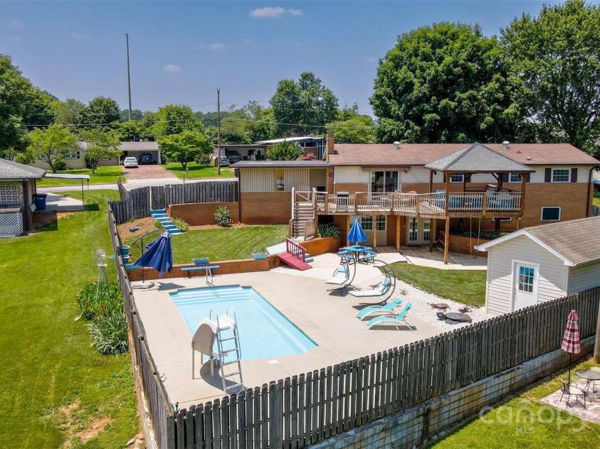 920 Thomas Street, Statesville, NC 28677.  MLS# CAR4267781, YatesRealty ID 20966. 