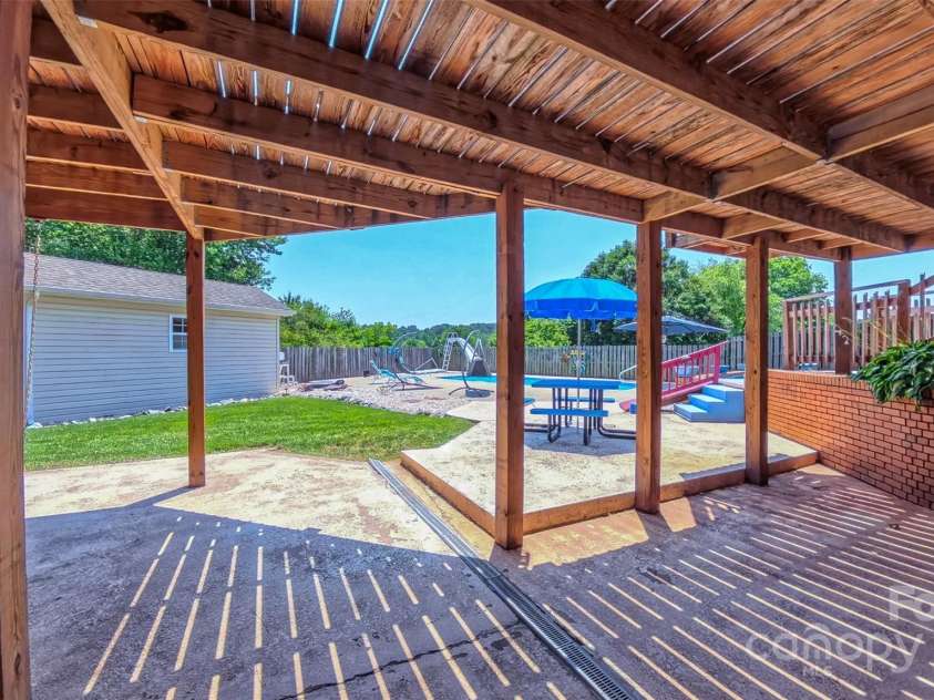920 Thomas Street, Statesville, NC 28677.  MLS# CAR4267781, YatesRealty ID 20966. 