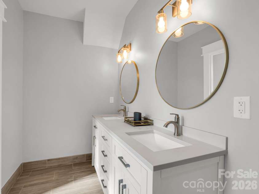 24 Chapel Hill Lane, Leicester, NC 28748.  MLS# CAR4354075, YatesRealty ID 20967. 4th Bathroom Ensuite