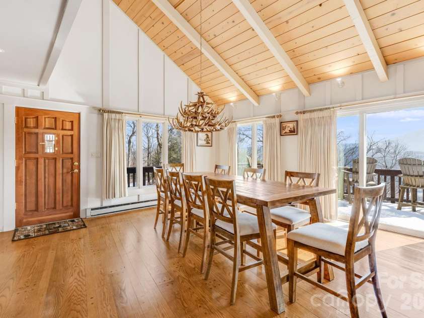 301 Highland Circle, Sugar Mountain, NC 28604.  MLS# CAR4347315, YatesRealty ID 20968. 2nd Level Entrance