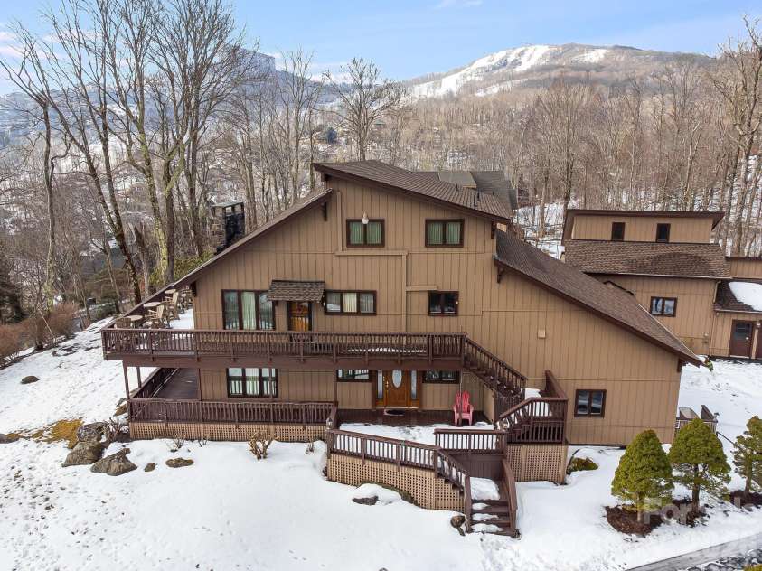 301 Highland Circle, Sugar Mountain, NC 28604.  MLS# CAR4347315, YatesRealty ID 20968. 