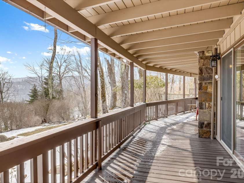 301 Highland Circle, Sugar Mountain, NC 28604.  MLS# CAR4347315, YatesRealty ID 20968. 