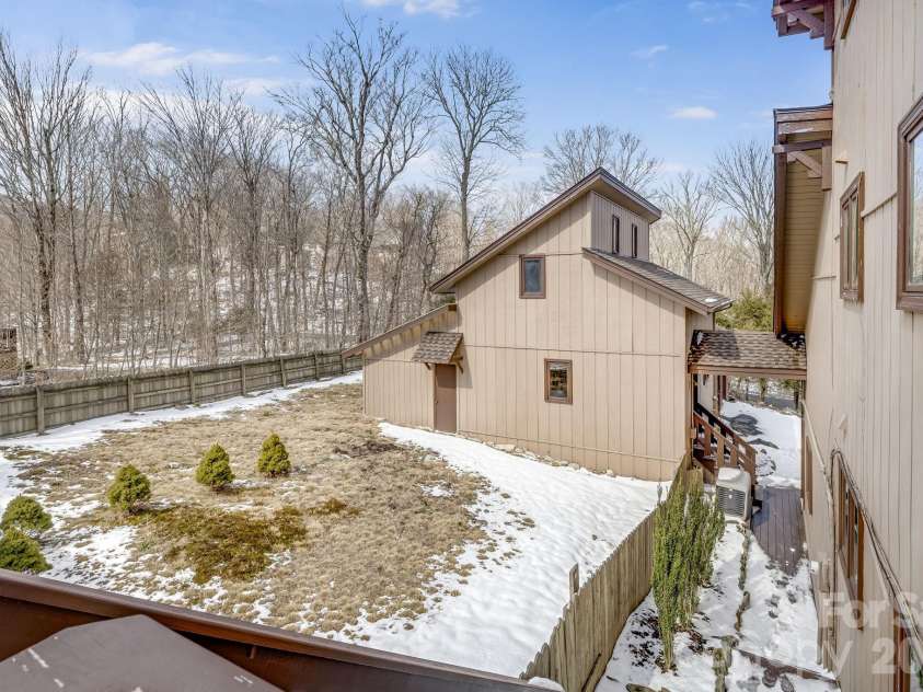 301 Highland Circle, Sugar Mountain, NC 28604.  MLS# CAR4347315, YatesRealty ID 20968. 