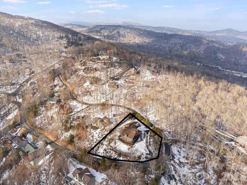 301 Highland Circle, Sugar Mountain, NC 28604.  MLS# CAR4347315, YatesRealty ID 20968. 
