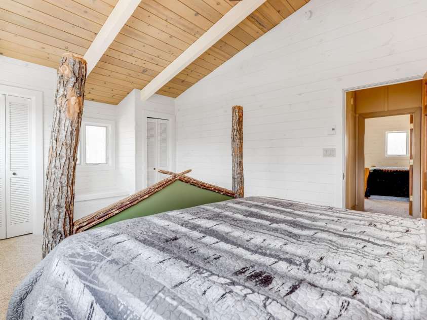 301 Highland Circle, Sugar Mountain, NC 28604.  MLS# CAR4347315, YatesRealty ID 20968. Bedroom 3