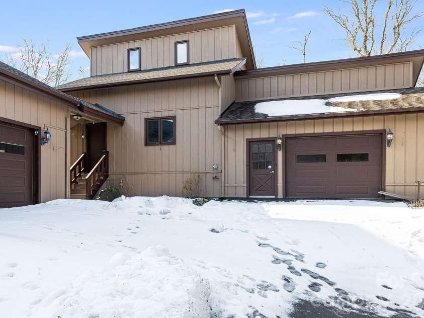 301 Highland Circle, Sugar Mountain, NC 28604.  MLS# CAR4347315, YatesRealty ID 20968. Detached Building with 1 Car Garage
