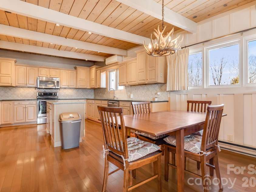 301 Highland Circle, Sugar Mountain, NC 28604.  MLS# CAR4347315, YatesRealty ID 20968. Eat In Kitchen