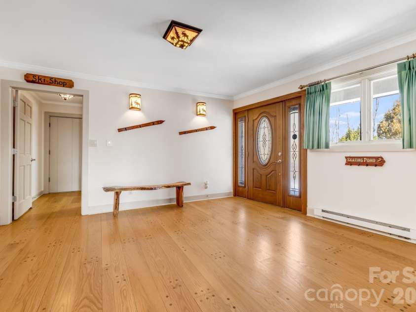 301 Highland Circle, Sugar Mountain, NC 28604.  MLS# CAR4347315, YatesRealty ID 20968. Entry Foyer 1st floor