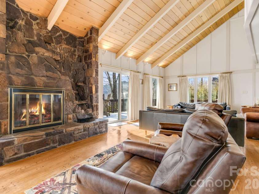 301 Highland Circle, Sugar Mountain, NC 28604.  MLS# CAR4347315, YatesRealty ID 20968. Family Room