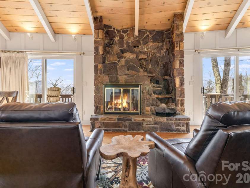 301 Highland Circle, Sugar Mountain, NC 28604.  MLS# CAR4347315, YatesRealty ID 20968.  Family Room