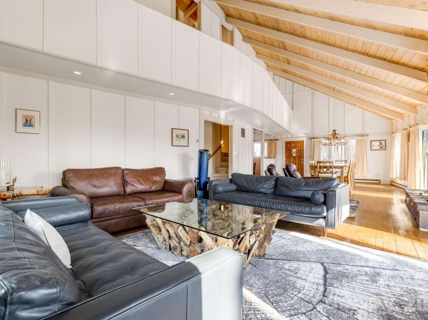 301 Highland Circle, Sugar Mountain, NC 28604.  MLS# CAR4347315, YatesRealty ID 20968. Family Room