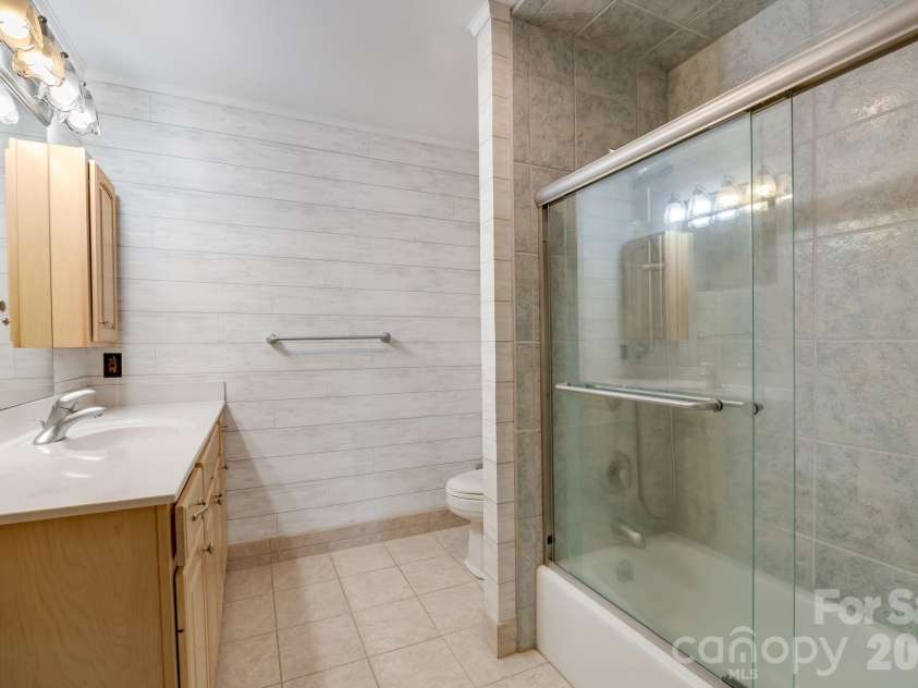 301 Highland Circle, Sugar Mountain, NC 28604.  MLS# CAR4347315, YatesRealty ID 20968. Full Bath 1