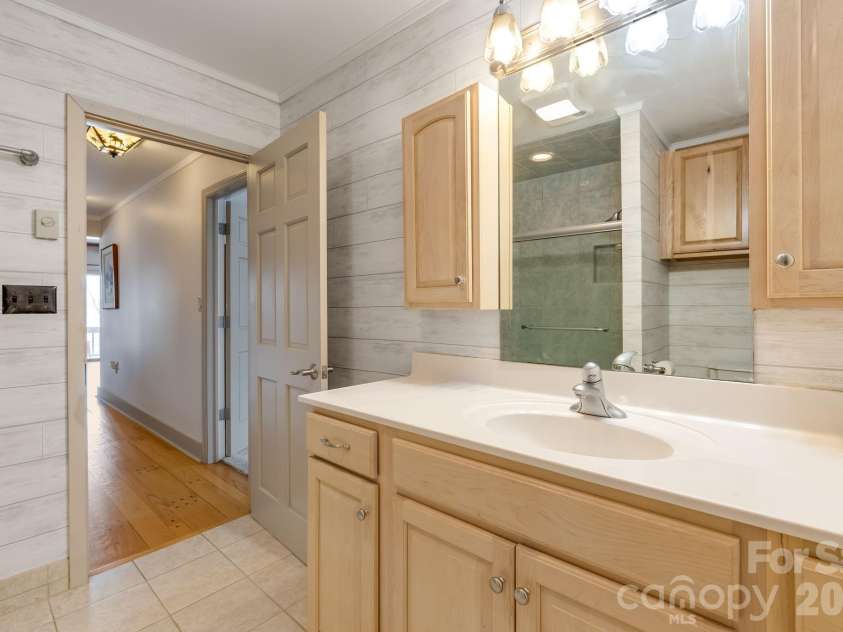 301 Highland Circle, Sugar Mountain, NC 28604.  MLS# CAR4347315, YatesRealty ID 20968. Full Bath 1