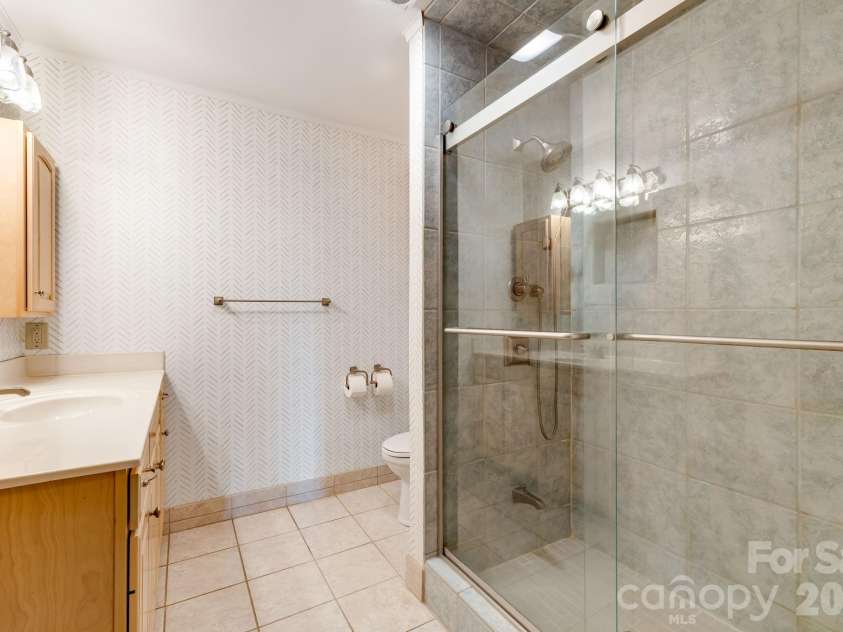 301 Highland Circle, Sugar Mountain, NC 28604.  MLS# CAR4347315, YatesRealty ID 20968. Full Bath 2