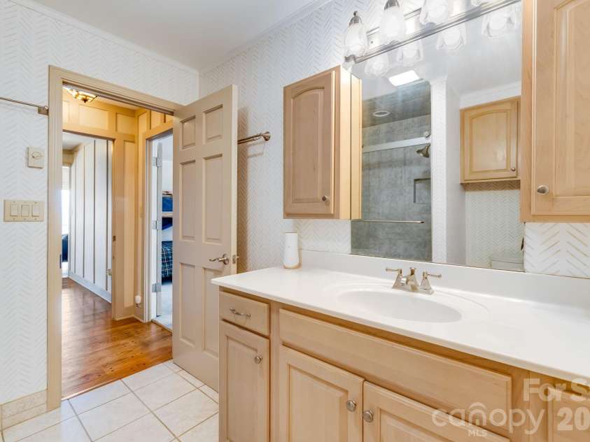 301 Highland Circle, Sugar Mountain, NC 28604.  MLS# CAR4347315, YatesRealty ID 20968. Full Bath 2