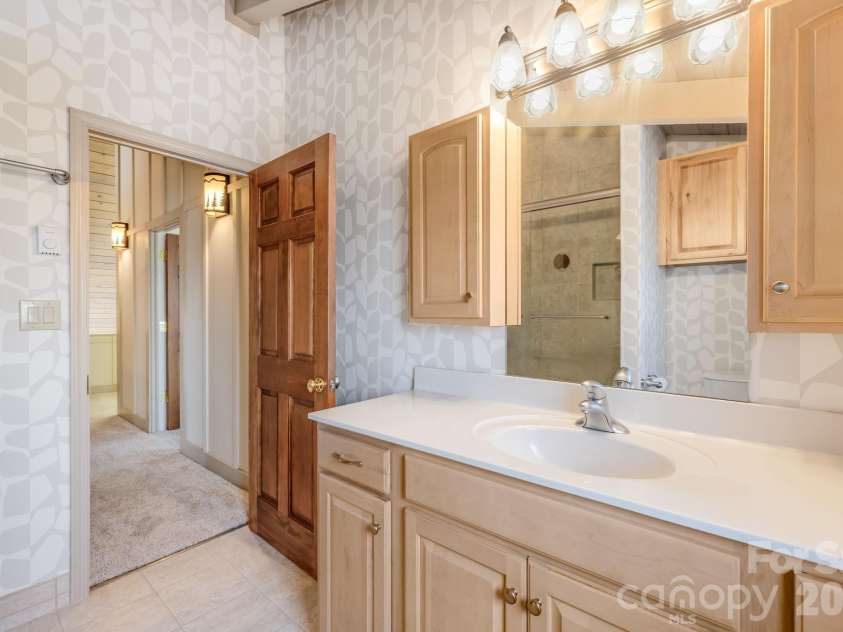 301 Highland Circle, Sugar Mountain, NC 28604.  MLS# CAR4347315, YatesRealty ID 20968. Full Bath 3