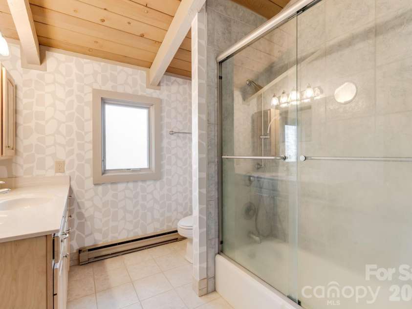 301 Highland Circle, Sugar Mountain, NC 28604.  MLS# CAR4347315, YatesRealty ID 20968. Full Bath 3