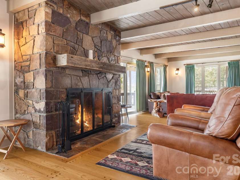 301 Highland Circle, Sugar Mountain, NC 28604.  MLS# CAR4347315, YatesRealty ID 20968. Great Room 1st floor