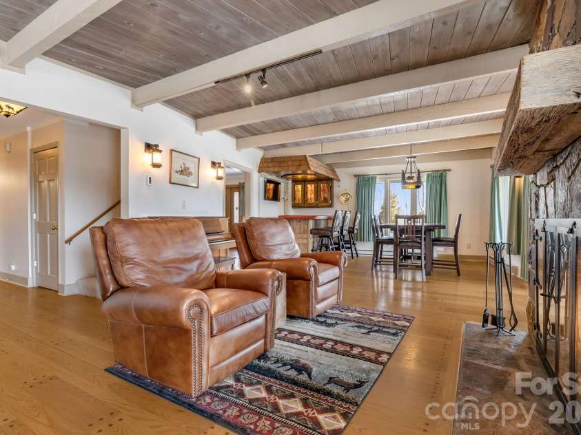 301 Highland Circle, Sugar Mountain, NC 28604.  MLS# CAR4347315, YatesRealty ID 20968. Great Room 1st floor