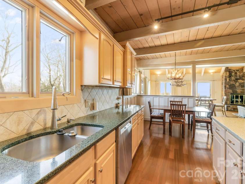 301 Highland Circle, Sugar Mountain, NC 28604.  MLS# CAR4347315, YatesRealty ID 20968. Kitchen
