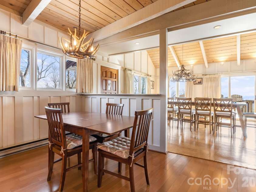301 Highland Circle, Sugar Mountain, NC 28604.  MLS# CAR4347315, YatesRealty ID 20968. Kitchen