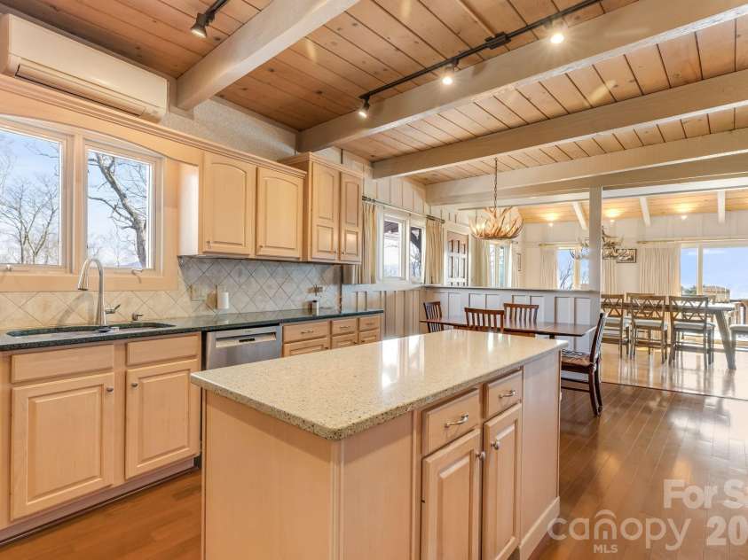 301 Highland Circle, Sugar Mountain, NC 28604.  MLS# CAR4347315, YatesRealty ID 20968. Kitchen Open to Dining