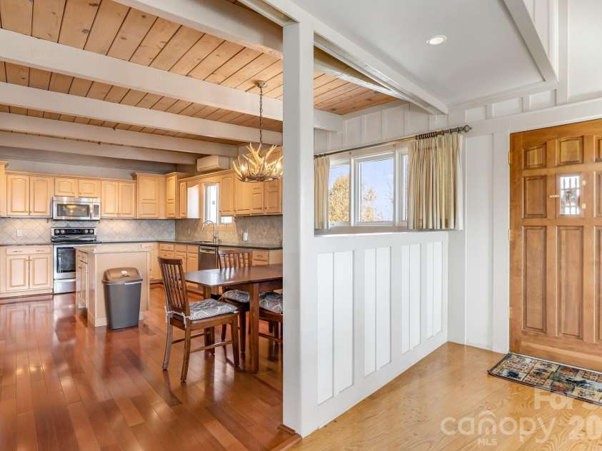 301 Highland Circle, Sugar Mountain, NC 28604.  MLS# CAR4347315, YatesRealty ID 20968. Kitchen View