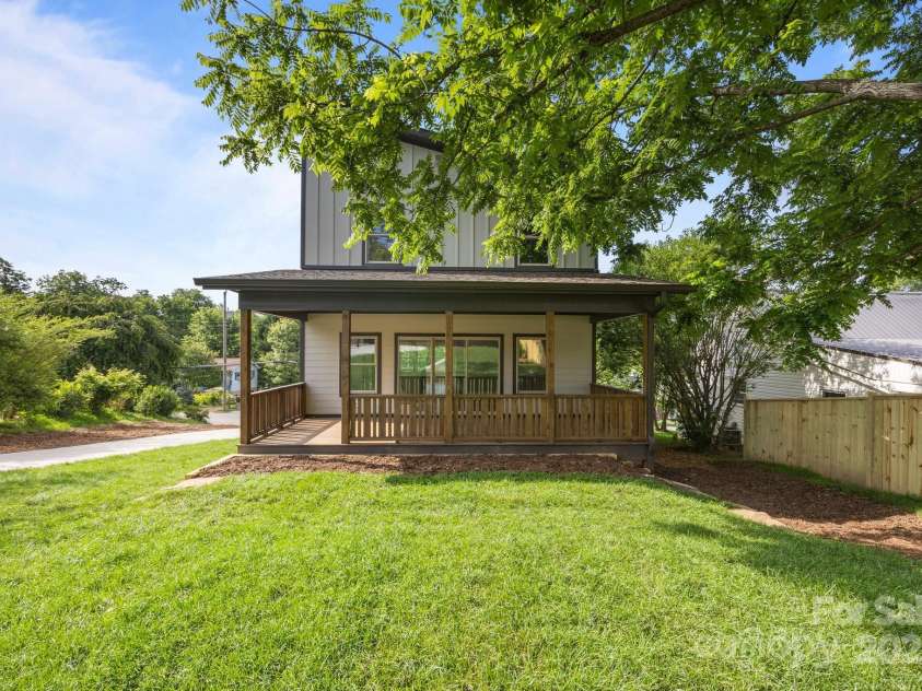 32 Woodrow Avenue, Asheville, NC 28801.  MLS# CAR4267388, YatesRealty ID 20969. 