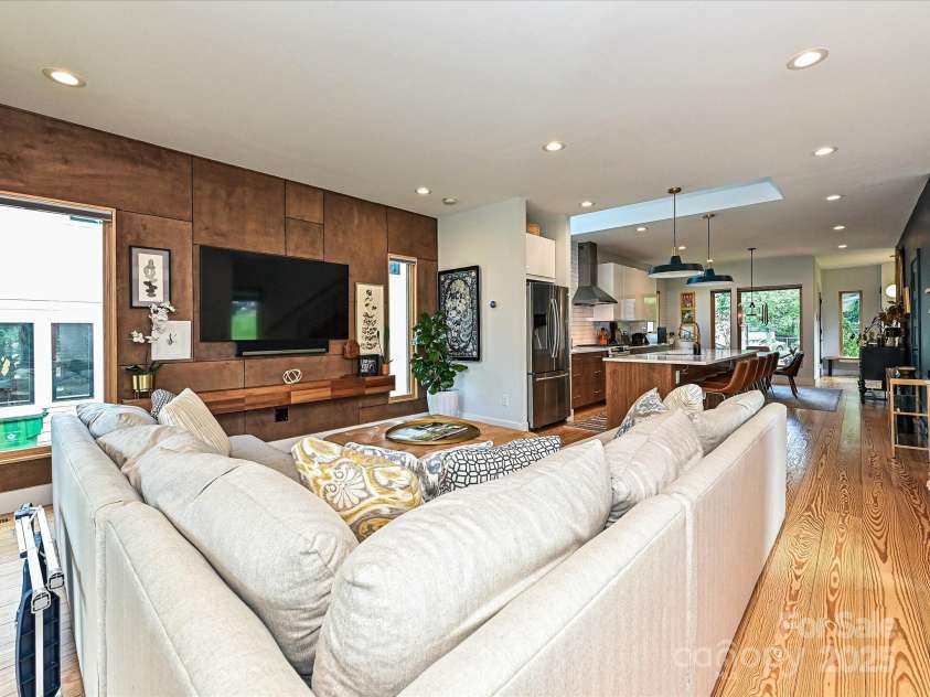 2553 Elkwood Circle, Charlotte, NC 28205.  MLS# CAR4272669, YatesRealty ID 20971. 