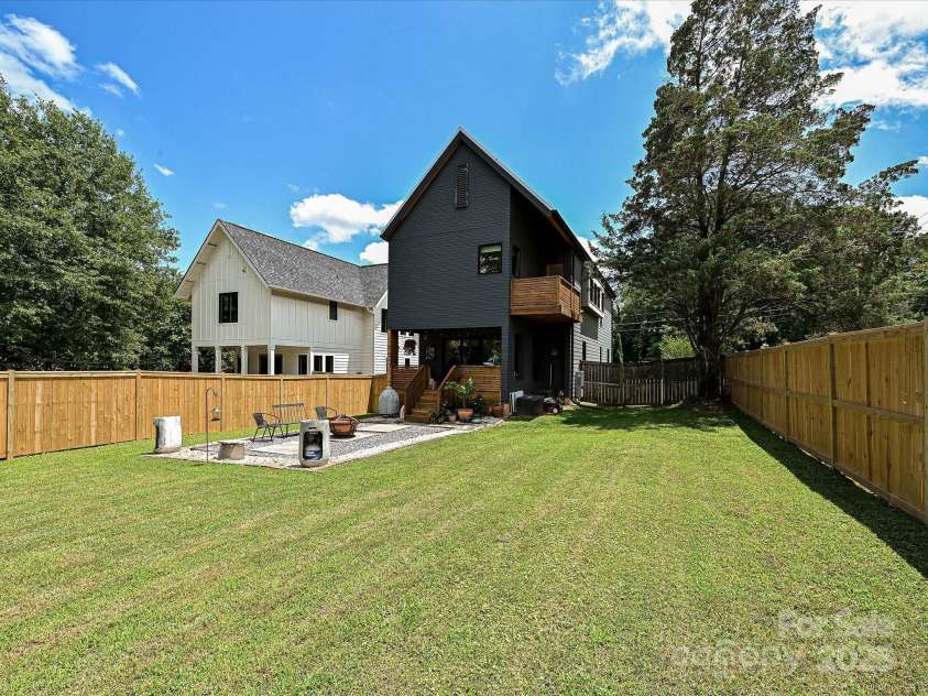 2553 Elkwood Circle, Charlotte, NC 28205.  MLS# CAR4272669, YatesRealty ID 20971. 