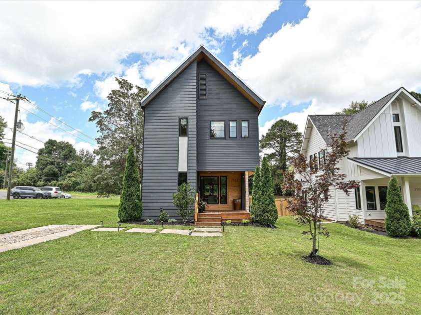 2553 Elkwood Circle, Charlotte, NC 28205.  MLS# CAR4272669, YatesRealty ID 20971. 