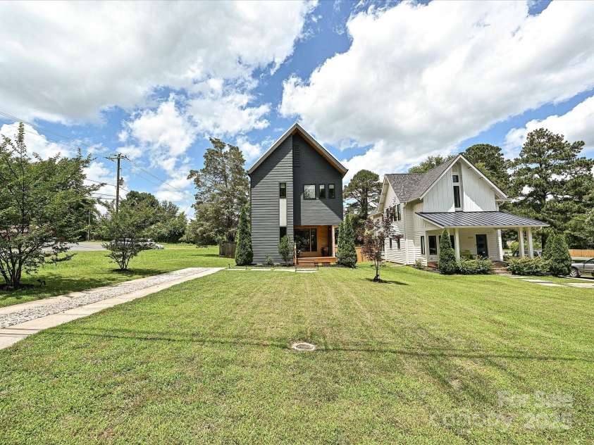 2553 Elkwood Circle, Charlotte, NC 28205.  MLS# CAR4272669, YatesRealty ID 20971. 
