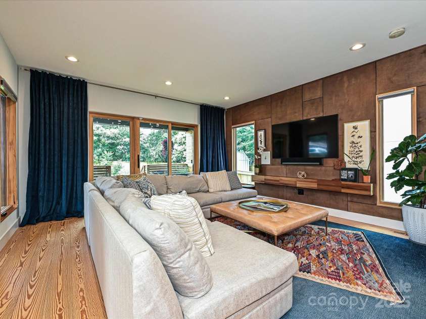 2553 Elkwood Circle, Charlotte, NC 28205.  MLS# CAR4272669, YatesRealty ID 20971. Family Room w/ accent wall