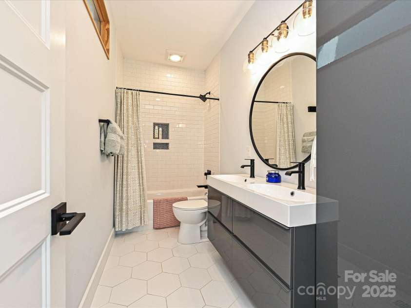 2553 Elkwood Circle, Charlotte, NC 28205.  MLS# CAR4272669, YatesRealty ID 20971. Full Bath Upstairs