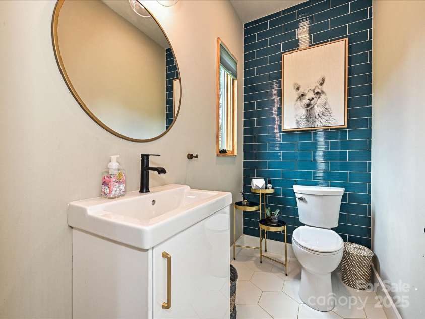 2553 Elkwood Circle, Charlotte, NC 28205.  MLS# CAR4272669, YatesRealty ID 20971. Half bath downstairs