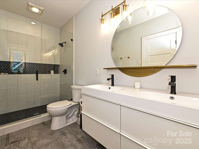2553 Elkwood Circle, Charlotte, NC 28205.  MLS# CAR4272669, YatesRealty ID 20971. Primary Bath