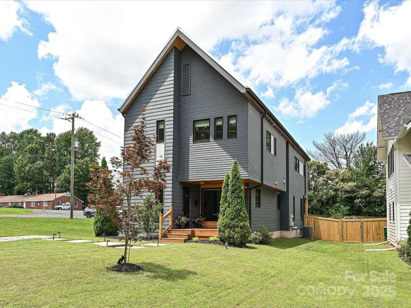 2553 Elkwood Circle, Charlotte, NC 28205.  MLS# CAR4272669, YatesRealty ID 20971. Welcome Home!