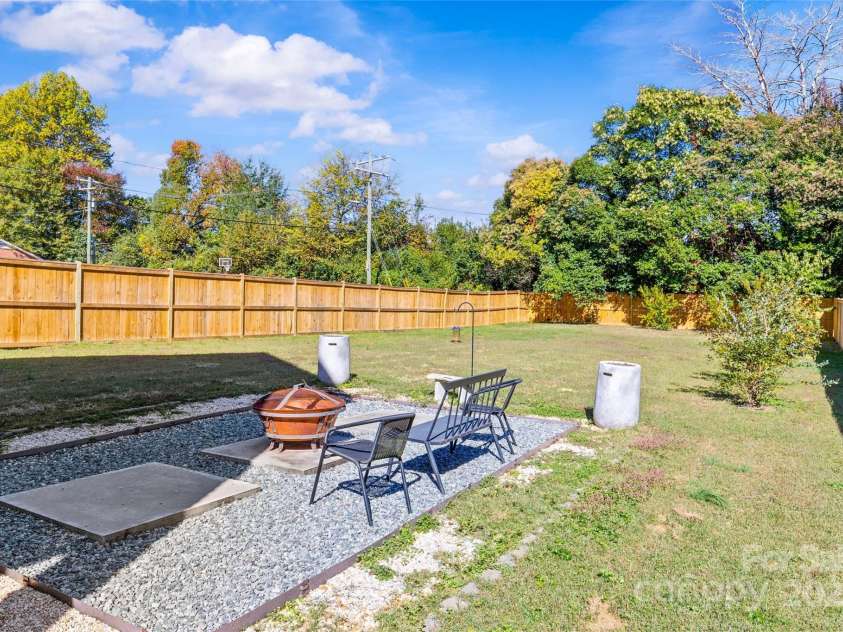 2553 Elkwood Circle, Charlotte, NC 28205.  MLS# CAR4316407, YatesRealty ID 20971. 