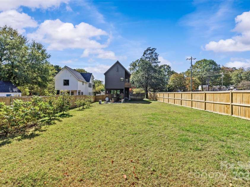 2553 Elkwood Circle, Charlotte, NC 28205.  MLS# CAR4316407, YatesRealty ID 20971. 