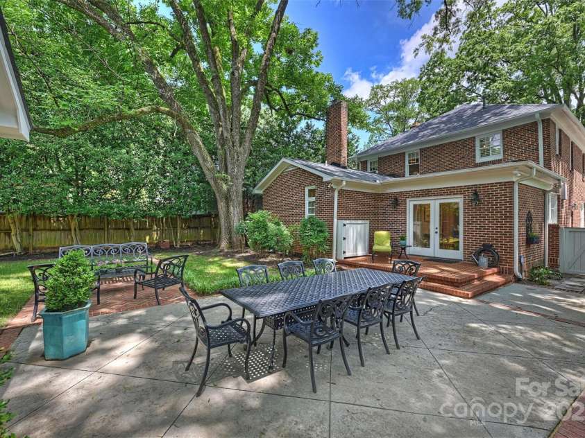 726 Kingston Avenue, Charlotte, NC 28203.  MLS# CAR4272217, YatesRealty ID 20972. Backyard great for outdoor dining