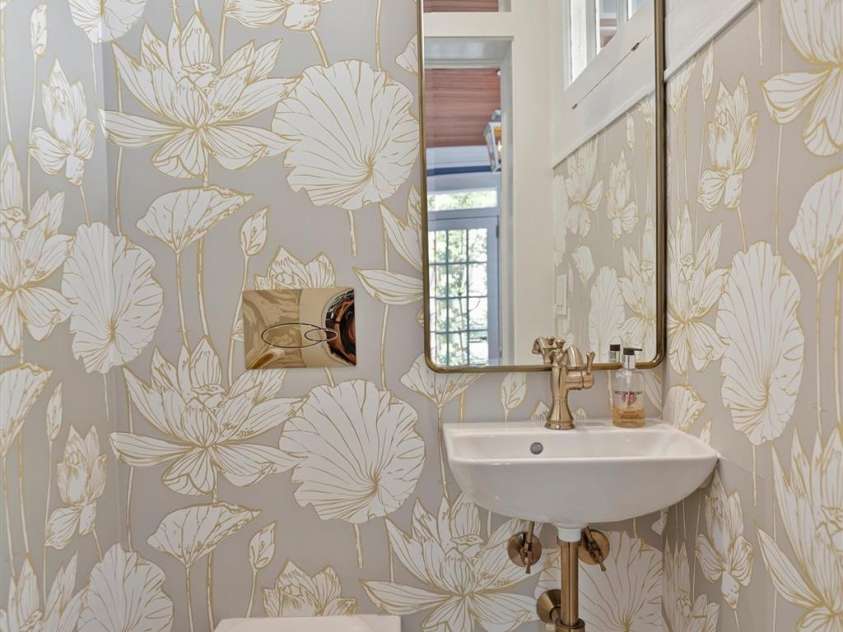 726 Kingston Avenue, Charlotte, NC 28203.  MLS# CAR4272217, YatesRealty ID 20972. Downstairs powder room
