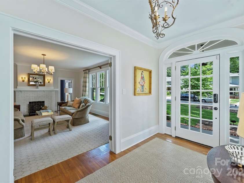 726 Kingston Avenue, Charlotte, NC 28203.  MLS# CAR4272217, YatesRealty ID 20972. Foyer