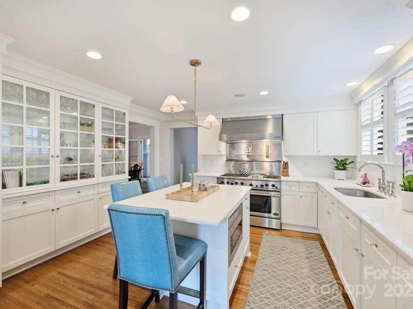 726 Kingston Avenue, Charlotte, NC 28203.  MLS# CAR4272217, YatesRealty ID 20972. Kitchen with island eating