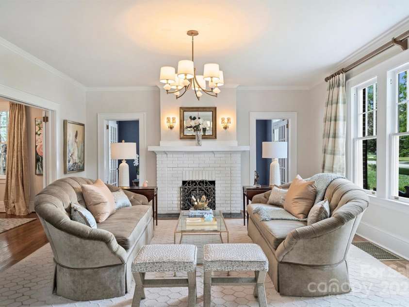 726 Kingston Avenue, Charlotte, NC 28203.  MLS# CAR4272217, YatesRealty ID 20972. Living room